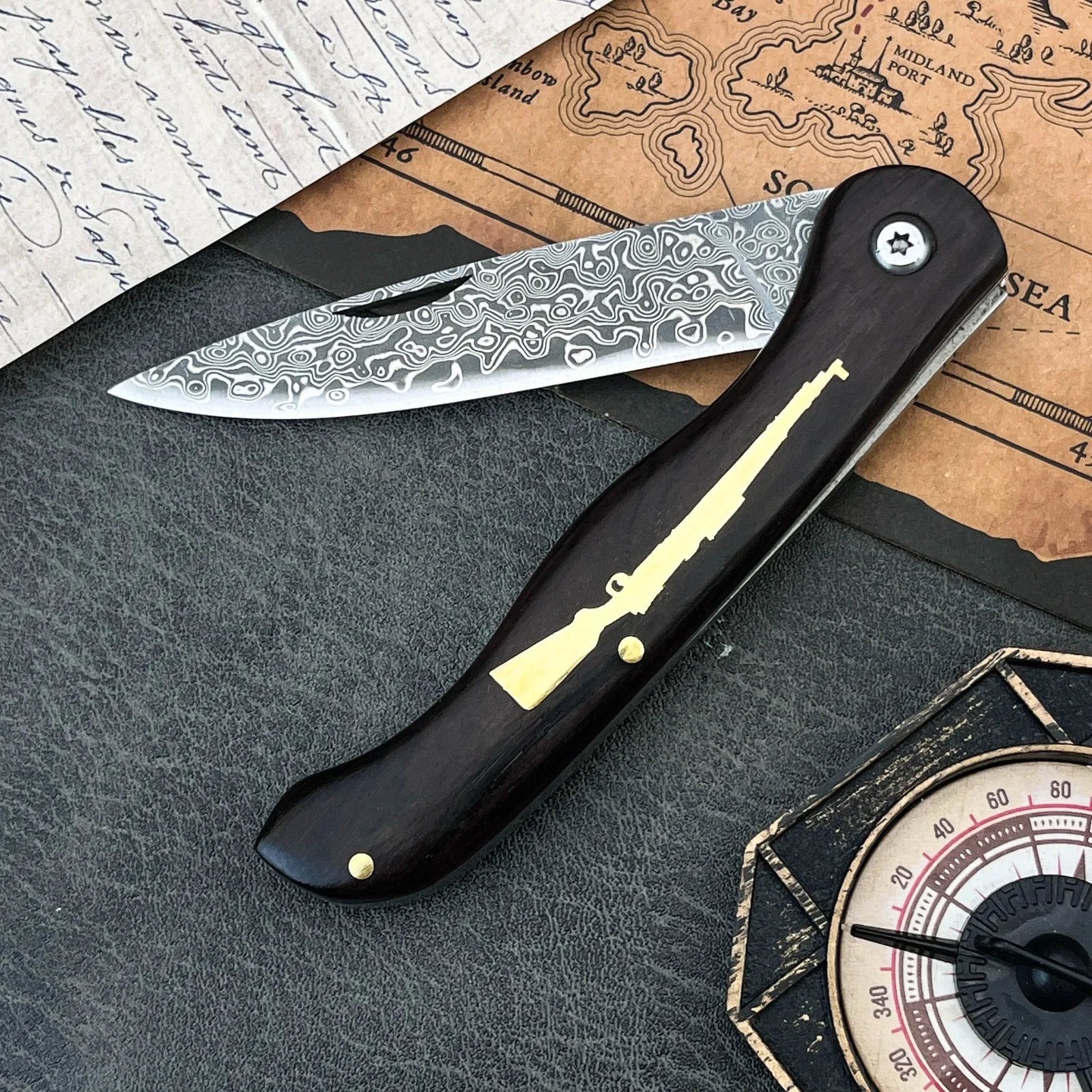 Foldingknifewithblackwalnuthandleanddamascusbladesuitableforoutdoorfishing...