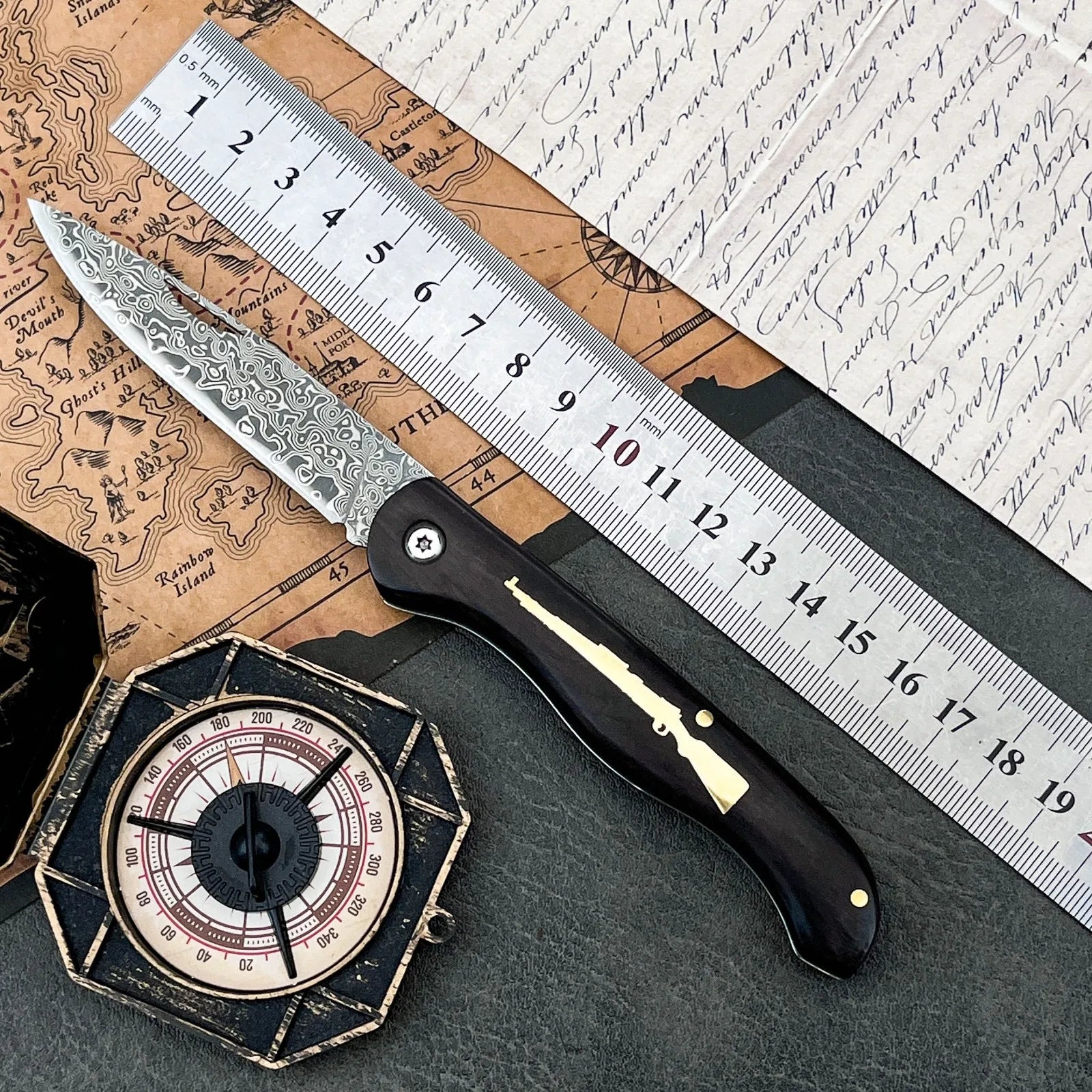 Foldingknifewithblackwalnuthandleanddamascusbladesuitableforoutdoorfishing...